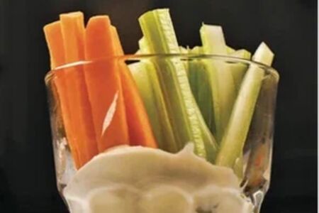 Свежая морковь и сельдерей с соусом тартар