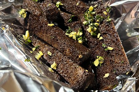 Гренки чесночные с соусом на выбор