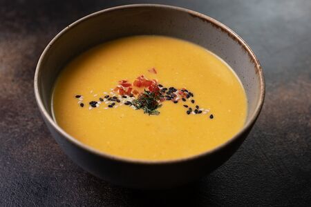 Тыквенный крем-суп с креветками, кокосовым молоком и карри