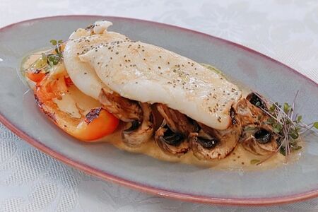 Кальмар на гриле с овощами и пряным кокосовым соусом