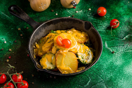 Запеченный картофель с кабачками и грибами