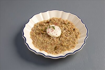 Греча зеленая с грибами и яйцом пашот