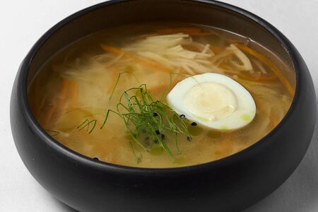 Куриный суп с лапшой и яйцом