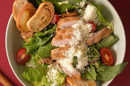 Салат Цезарь с курицей