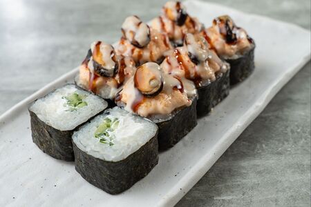 Запечённый ролл с мидиями