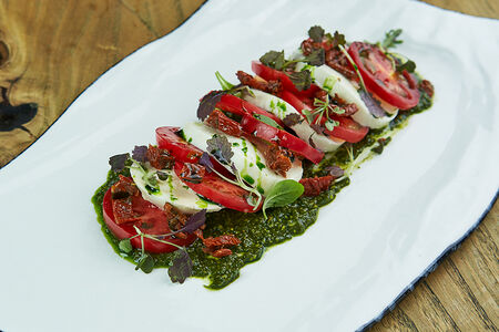 Капрезе с вялеными томатами