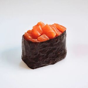 Гункан с лососем