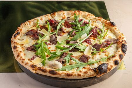 Пицца с ростбифом и луковым соусом