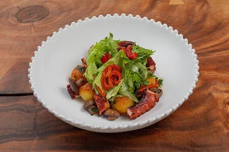 Салат с осьминогом