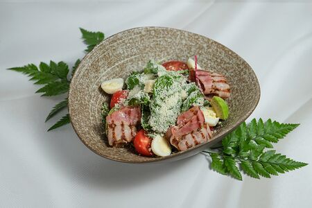 Салат Цезарь с беконом и авокадо