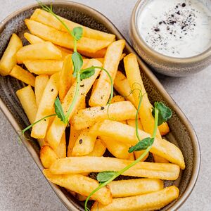 Картофель фри с соусом дзадзики