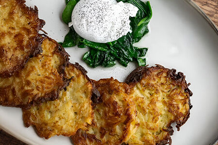 Драники, шпинат, яйцо, сметана