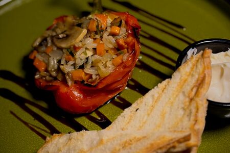 Болгарский перец, фаршированный рисом и сочными овощами