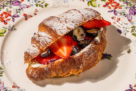Круассан с рикоттой и ягодами