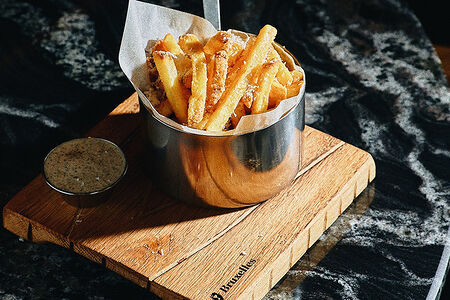 Картофель фри с трюфельным соусом и пармезаном