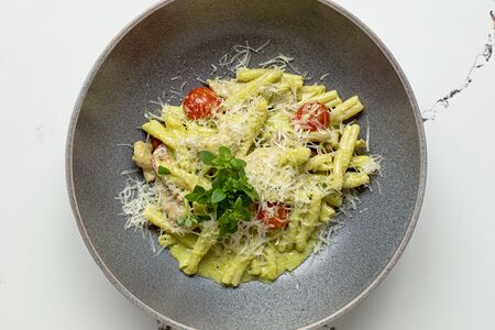 Паста казаречче с курицей и песто