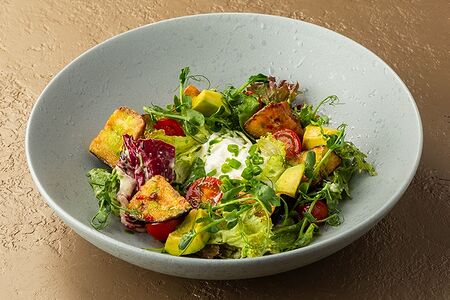 Тёплый салат с хрустящими баклажанами и страчателлой