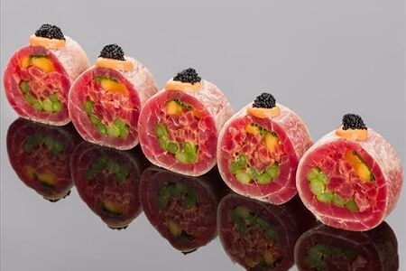 Ролл сашими из тунца еллоуфин с манго, спаржей и ореховым соусом