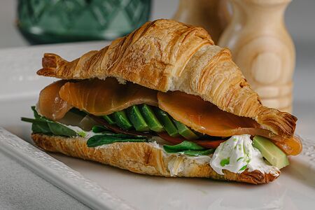 Круассан с лососем и авокадо