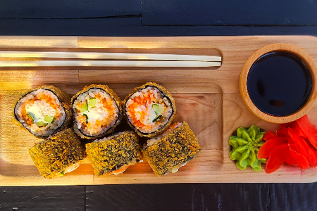 Теплый ролл с крабом