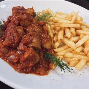 Карривурст - традиционные берлинские колбаски в томатном соусе с карри