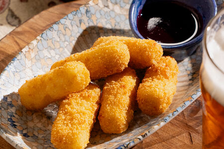 Сырные палочки с ягодным соусом