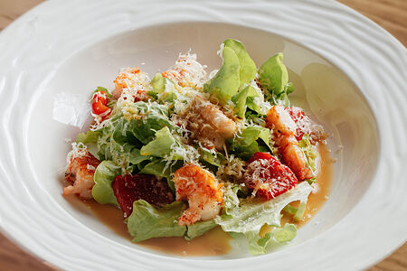 Салат с креветками и перцем рамиро