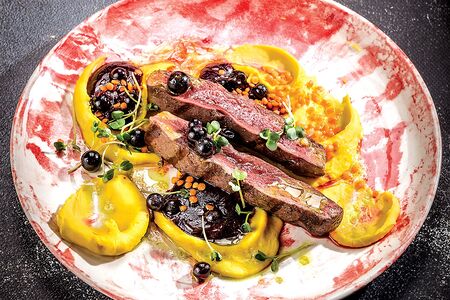 Филе дикого сибирского оленя на углях