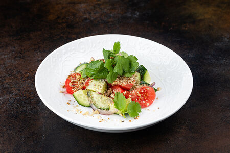 Салат из свежих овощей с орехом