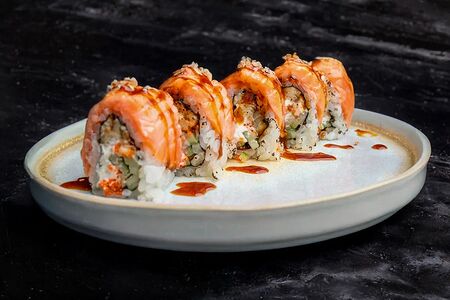 Ролл с обожженным лососем