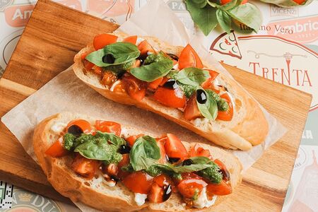 Брускетты с черри, страчаттелой и песто