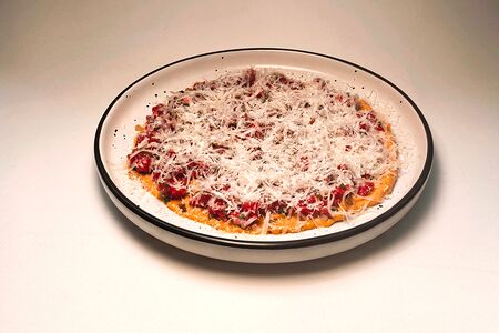 Тартар Говядина, крем Вяленые томаты, трюфельная крошка