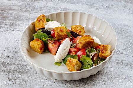 Салат с кубанскими томатами 