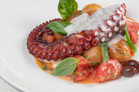 Осьминог на гриле с беби-картофелем, томатами и оливками леччино