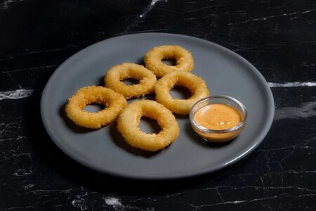 Кольца кальмара и соус