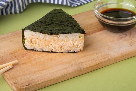 Онигири с курицей и фирменным соусом