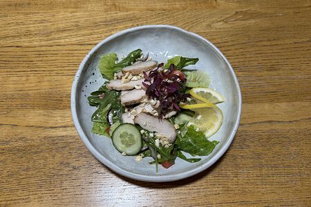 Салат с куриной грудкой, огурцом, руколой с медово-горчичной заправкой