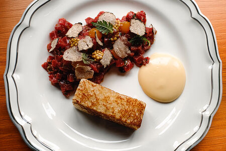 Тартар из говядины с соусом кимчи и черным трюфелем