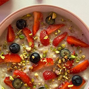 Овсяная каша с сезонными фруктами 