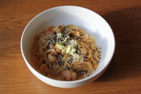 Паста Том Ям с креветками, вялеными томатами и цукини