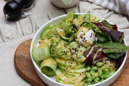 Зеленый салат с яйцом пашот