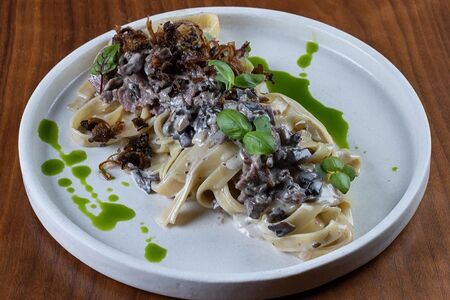 Паста с ростбифом в сливочно-грибном соусе 