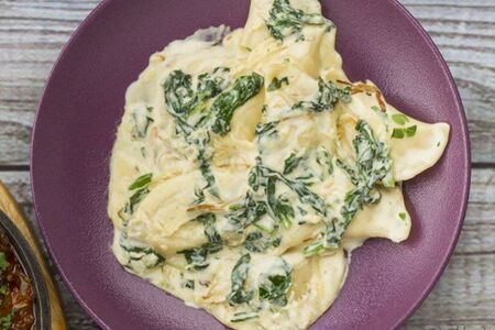 Вареники с картофелем и луком в сливочном соусе со шпинатом