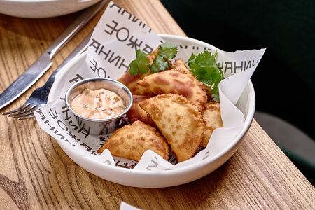 Мини-чебуреки с креветкой и крабом