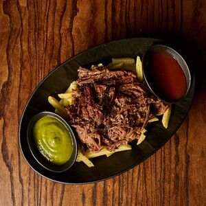 Пулд биф с картофелем фри и фирменными соусами