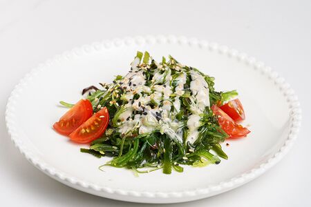 Салат с чукой и ореховым соусом