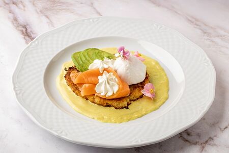 Гранд драник с лососем, спелым авокадо и яйцом пашот