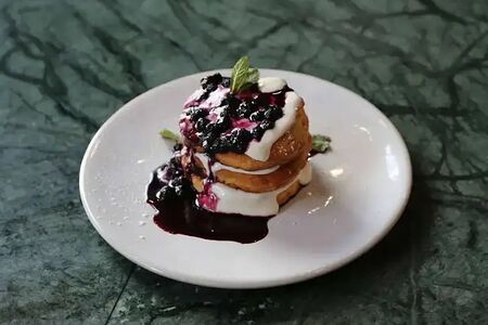 Оладьи с домашним черничным вареньем