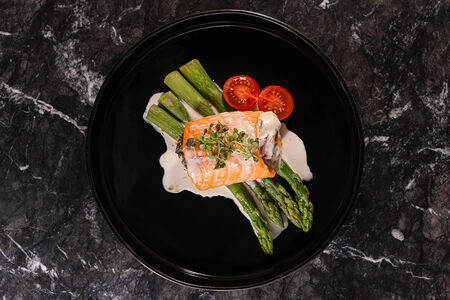 Рулет из лосося на подушке из спаржи