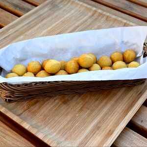 Картофельные шарики с чесночно-йогуртовым соусом